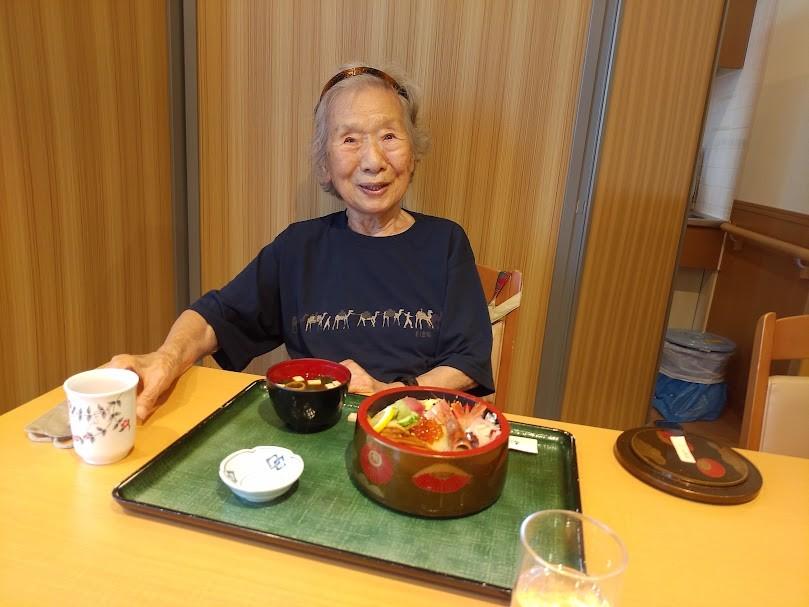 今日の昼食は『海鮮丼ちらし寿司』テイクアウト！