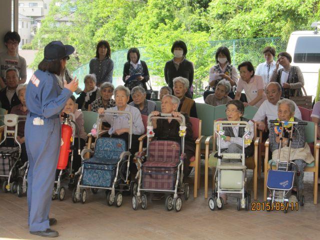 ５月11日　運営推進会議にて消防署を招いての避難訓練