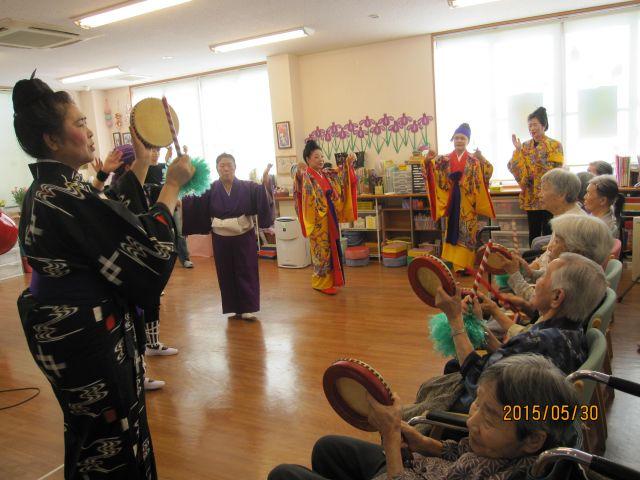 ５月３０日、沖縄民謡のボランティアさん来設