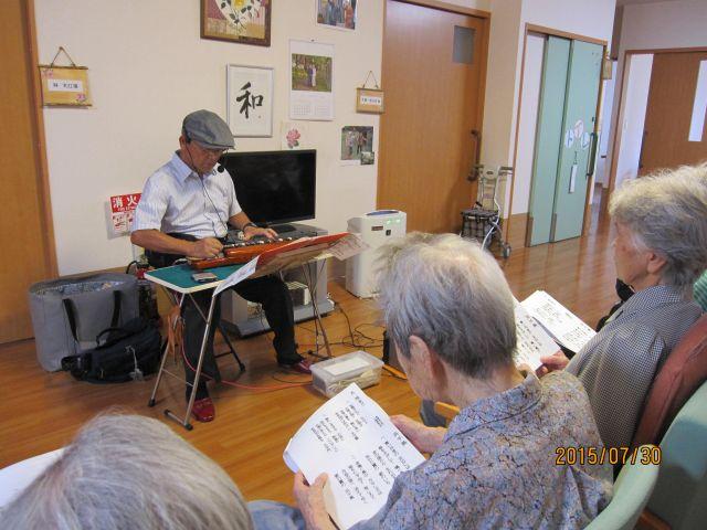 7月30日　毎月来てくださる大正琴のボランティアさん