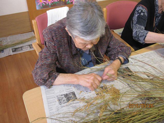 先日収穫した稲を手作業で一粒ずつ外しました