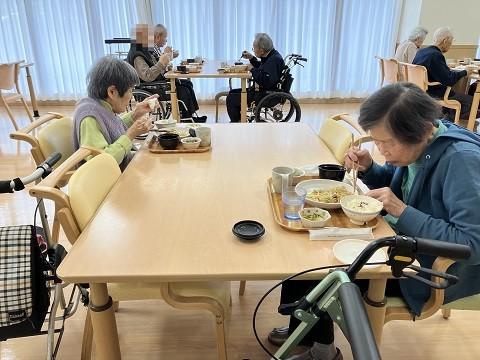 毎週火曜日の昼食は麺類を提供しています！