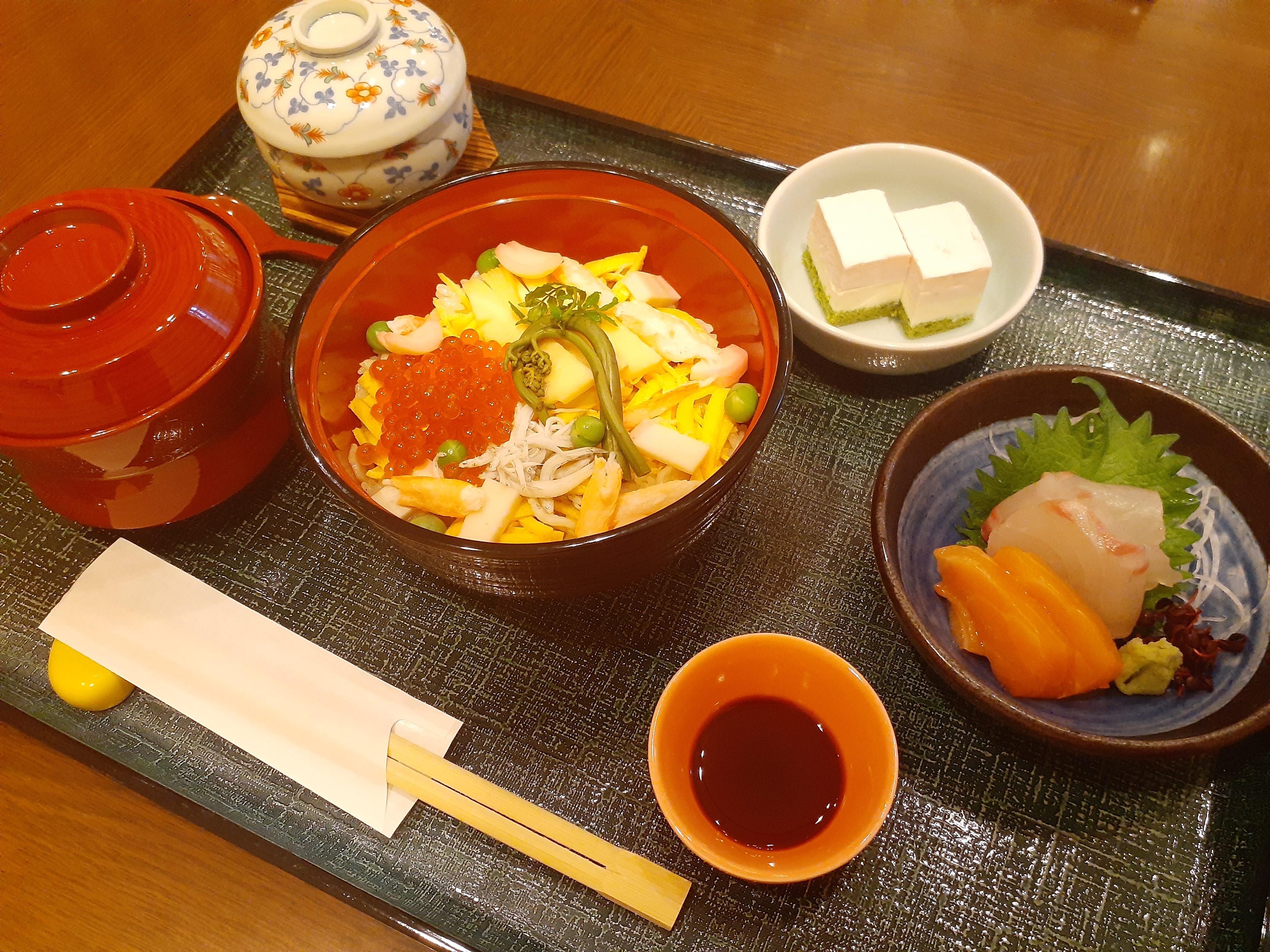 特別食「ひな祭り御膳」「私が作ったちらし寿司よりも美味しかった!」