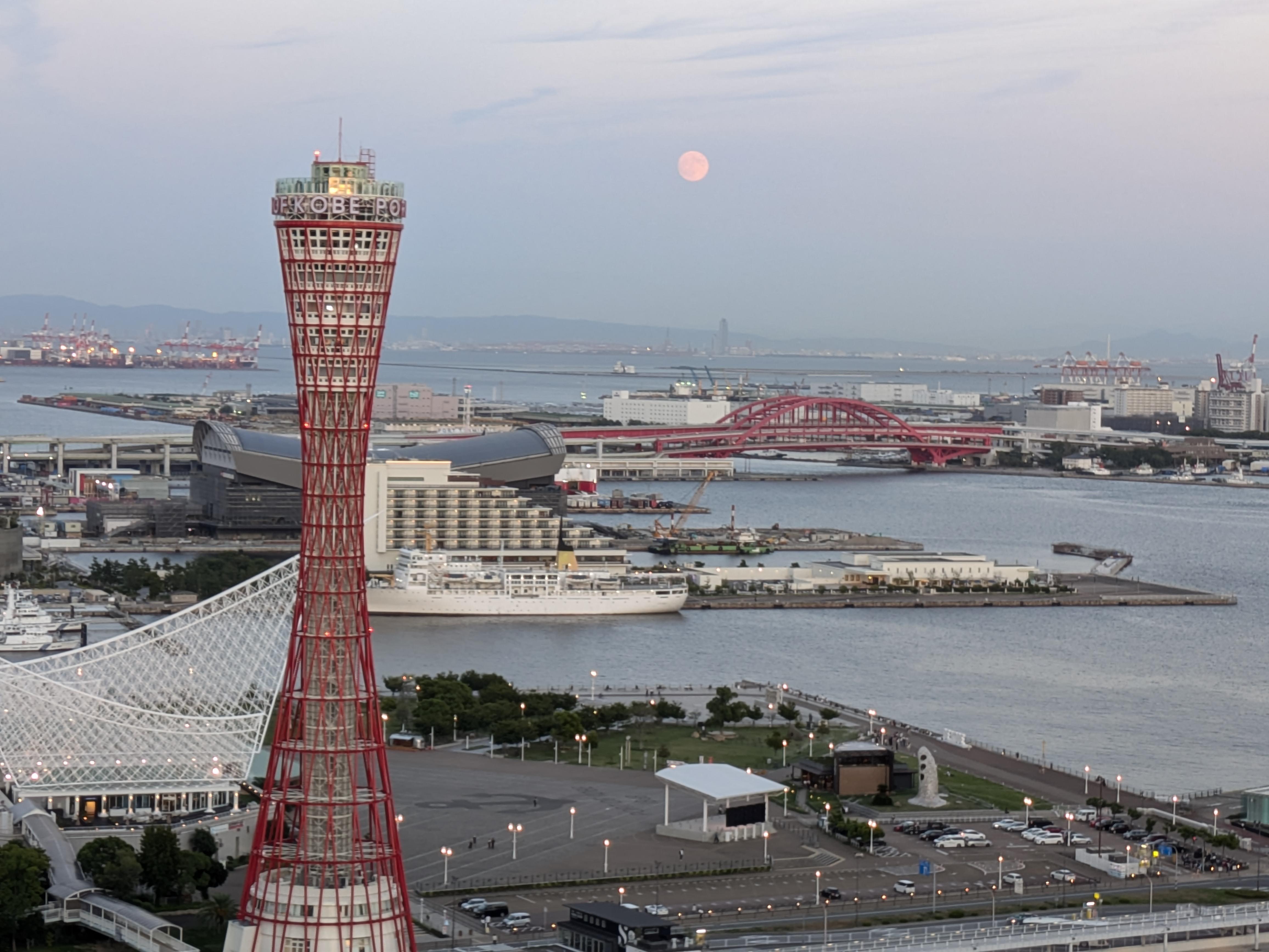 25階のスカイラウンジから中秋の名月を撮影しました🌙