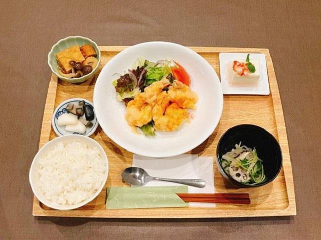 食事イメージ（日替わり定食 エビのマヨソース）